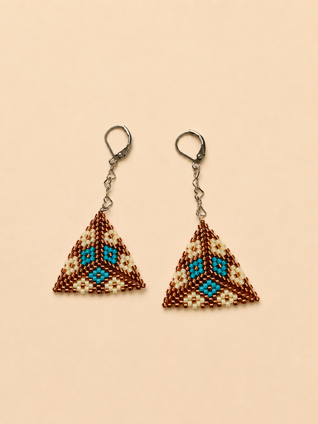 Aretes triangulo dorado - premium